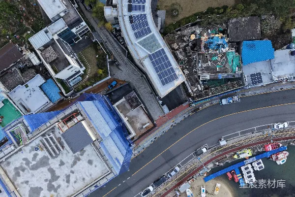 高清摄影 沿海城镇的航拍图，可以看到船只和建筑物。