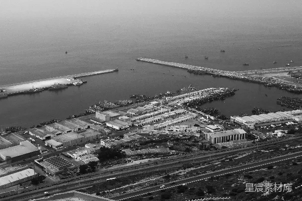 高清摄影 繁忙港口的空中俯瞰图，可以看到轮船和建筑物。