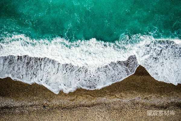 高清摄影 海滩上空的俯瞰图，海浪正冲向岸边。