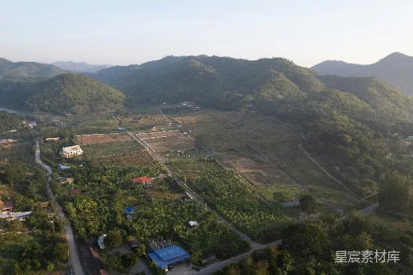 高清摄影 一张乡村地区的鸟瞰图，背景中可以看到山脉。
