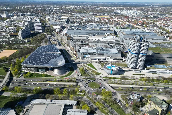 高清摄影 一座现代化城市的空中俯瞰图，建筑物风格各异。