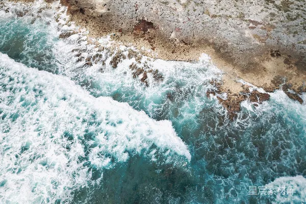 高清摄影 白天，海浪拍打着海岸。