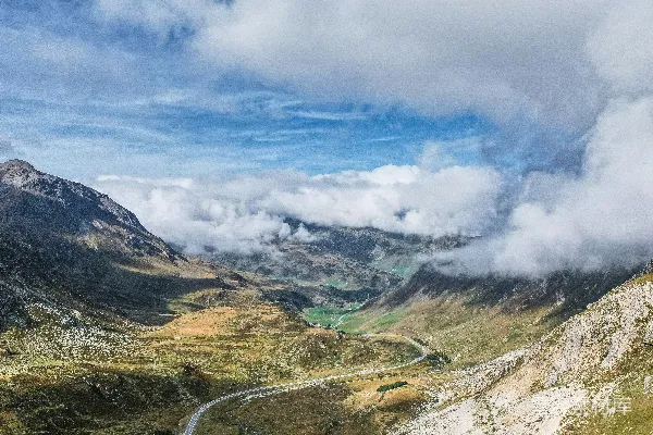 高清摄影 一条穿越山谷的小路