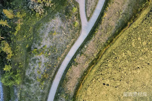 高清摄影 蜿蜒的小路穿过草地的俯瞰图。