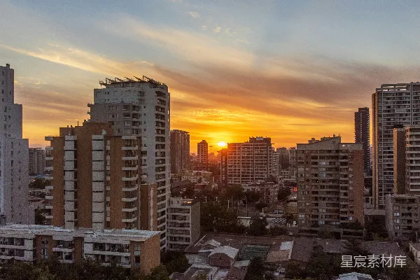 高清摄影 夕阳正照耀着一座高楼林立的城市。