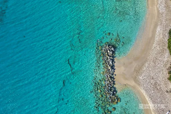 高清摄影 从空中看去，碧蓝的海洋、沙滩海湾和岩石码头交相辉映。