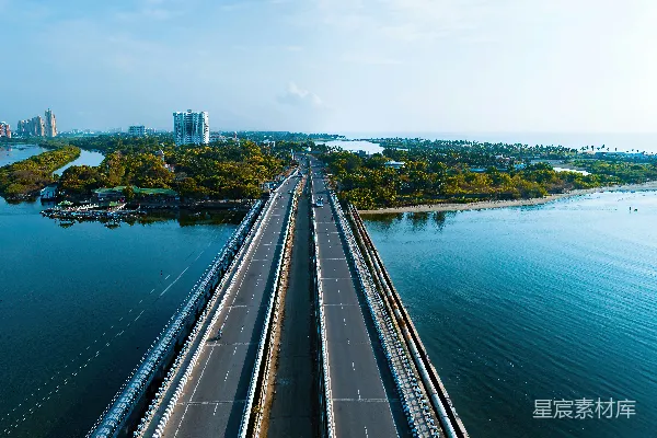 高清摄影 现代桥梁横跨蓝水，通向城市景观