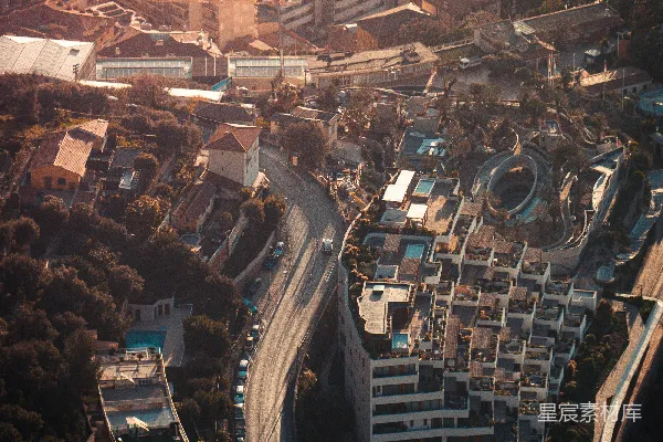 高清摄影 海岸城市的空中俯瞰，建筑物和蜿蜒的道路。
