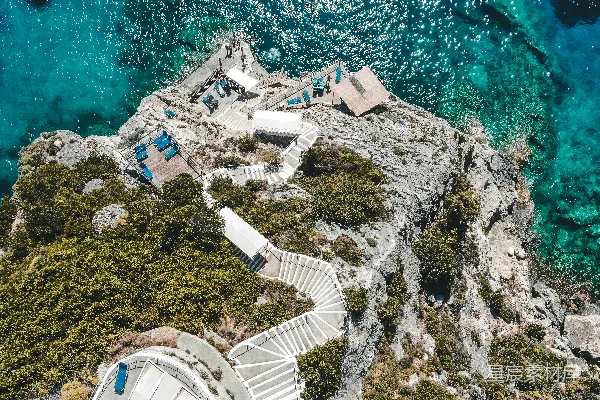 高清摄影 白天，水边附近一座白色混凝土建筑的空中俯瞰图