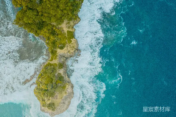 高清摄影 郁郁葱葱的绿岛海岸线的航拍视角，海浪拍打着岸边。