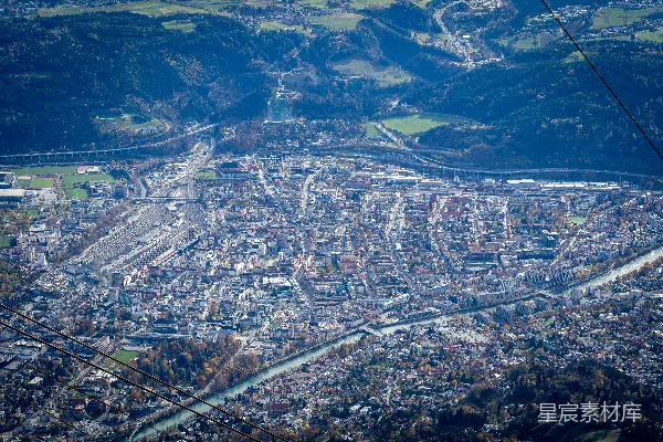 高清摄影 一座城市坐落在群山环绕的山谷之中，俯瞰美景。