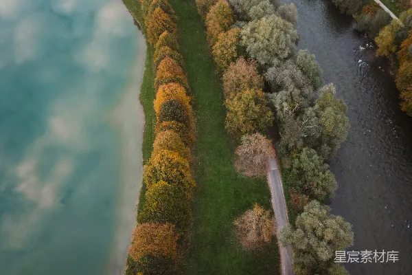 高清摄影 秋天的树木沿着河流和宁静的湖岸排列