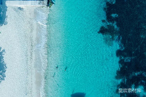 高清摄影 清澈湛蓝的海水中的船只俯瞰图。