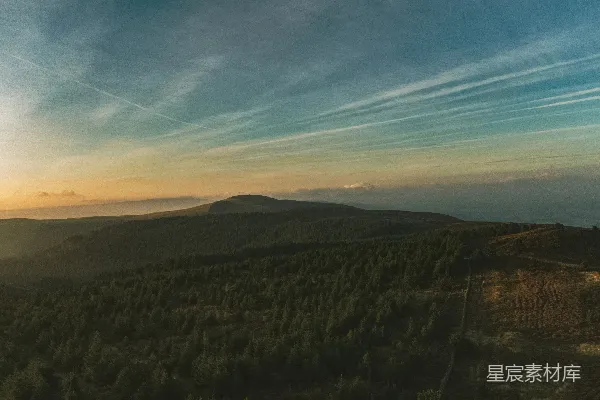 高清摄影 一个有山丘和蓝天的风景