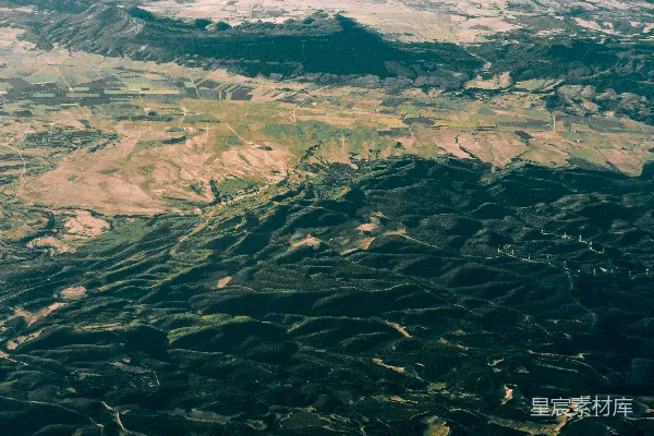 高清摄影 在阴影下的起伏山丘和山谷的俯瞰图。