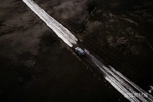高清摄影 空中俯瞰一辆汽车行驶在道路上的场景