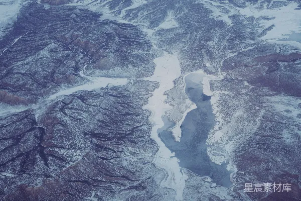 高清摄影 覆盖积雪的山脉的航拍照片