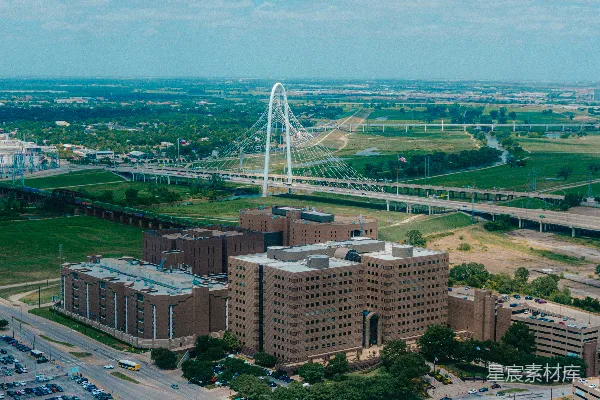 高清摄影 一座城市中的现代化桥梁，周围是建筑。