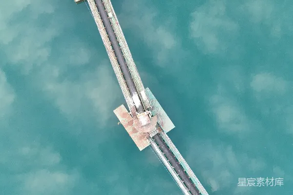 高清摄影 一座桥梁横跨在水域之上的空中俯瞰图