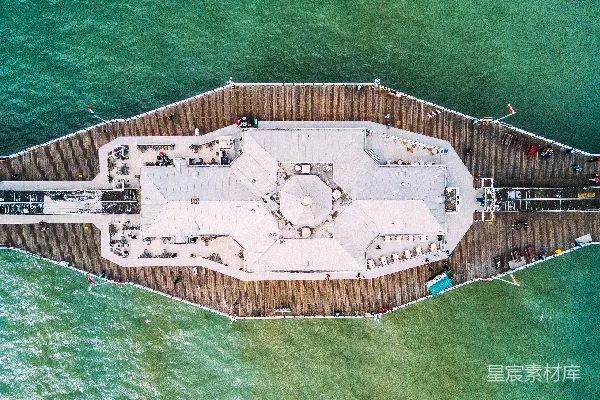 高清摄影 水面上木制码头的空中俯瞰图