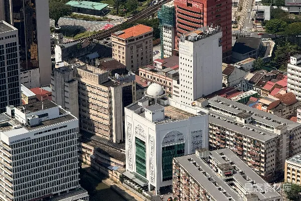 高清摄影 俯瞰一个密集的都市景观，现代建筑林立。