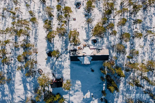 高清摄影 雪地森林中的一座小屋的航拍视角。