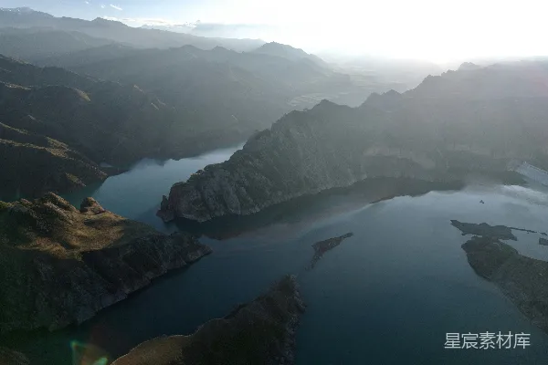 高清摄影 一个被群山环绕的大片水域