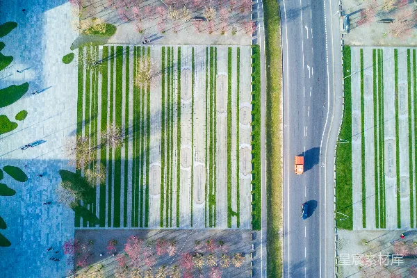 高清摄影 两张汽车在高速公路上的航拍照片