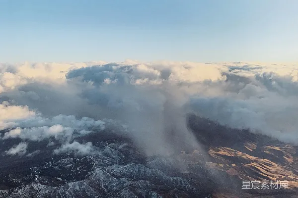 高清摄影 白天的蓝天下的黑白山