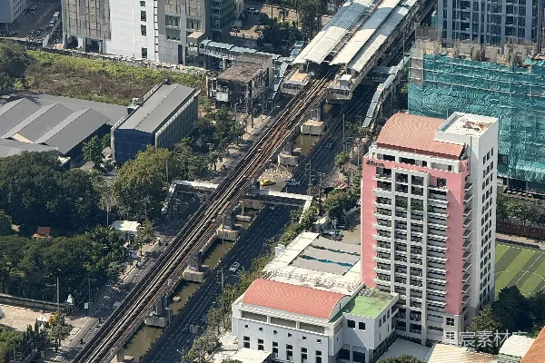 高清摄影 高架火车轨道贯穿密集的城市景观。