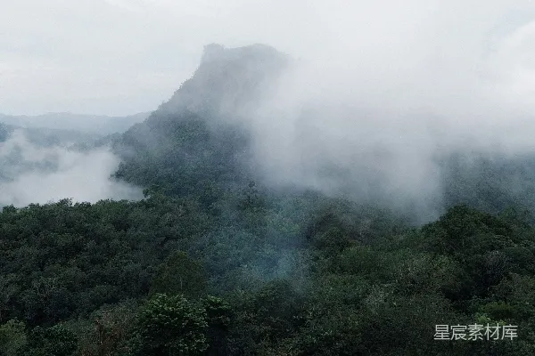 高清摄影 一座山被雾气和低矮的云层笼罩。