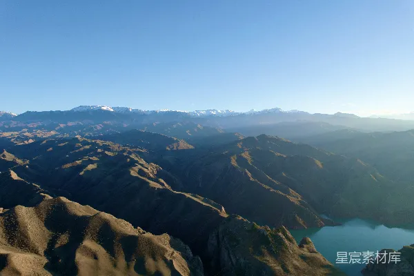 高清摄影 一幅山地远景图，前景中有一片湖泊。