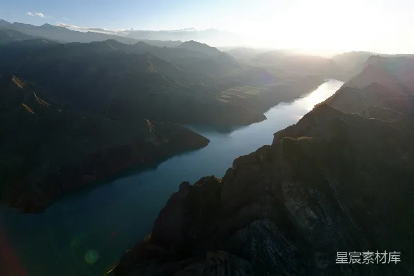 高清摄影 一座被群山环绕的湖泊的空中俯瞰图