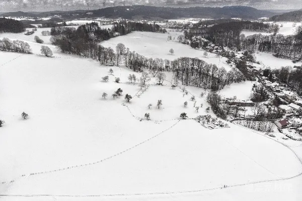 高清摄影 一个被雪覆盖的田野的空中俯瞰图