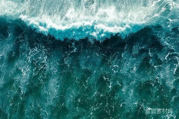 高清摄影 两个冲浪者在海洋中骑着大浪。