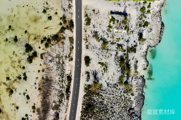 高清摄影 一条道路沿着碧蓝的海水边界俯瞰。