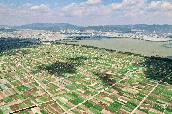 高清摄影 俯瞰农田和远处城市。