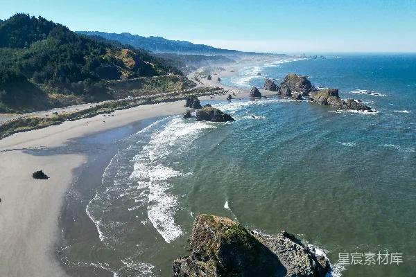 高清摄影 海滩的俯瞰图，背景中有山