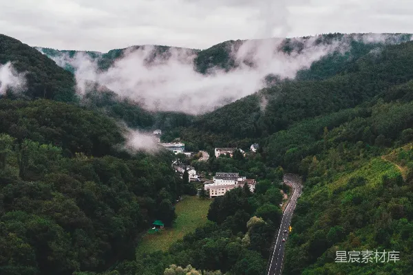 高清摄影 树木和山丘之间的道路