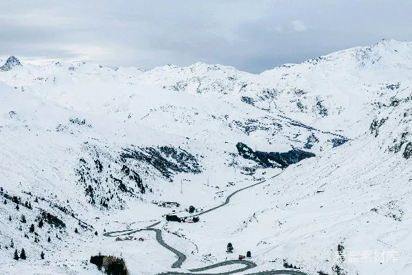 高清摄影 在雪山上蜿蜒曲折的山路