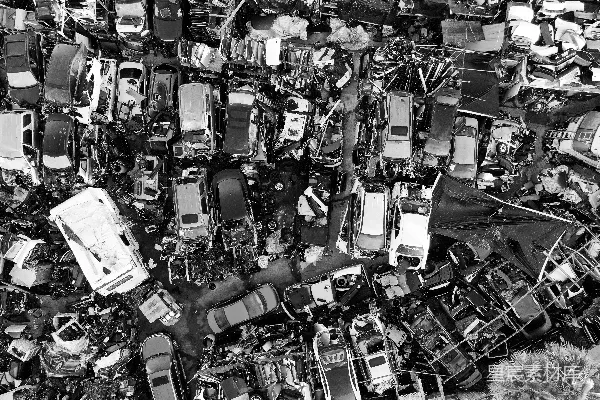 高清摄影 一张黑白照片，展示了一堆汽车。