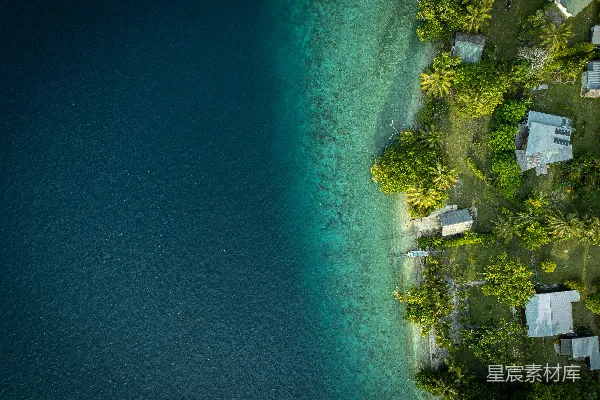 高清摄影 热带海岸线的航拍图，可以看到房子和清澈的海水。
