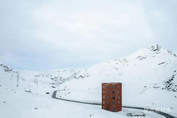 高清摄影 一座红色的建筑坐落在积雪覆盖的道路上。