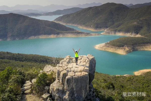高清摄影 白天蓝湖旁边灰色岩石山
