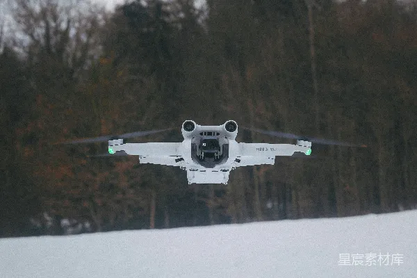 高清摄影 一架小型飞机飞越覆盖着积雪的田野上空