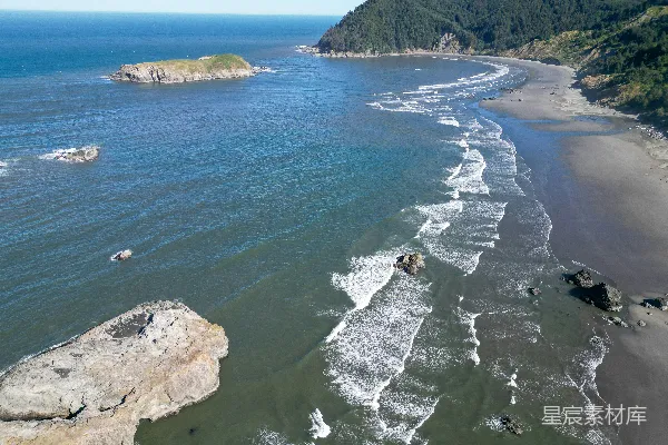 高清摄影 海滩和一片水域的俯瞰图