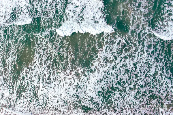 高清摄影 海滩上的空中俯瞰，海浪拍打着岸边。