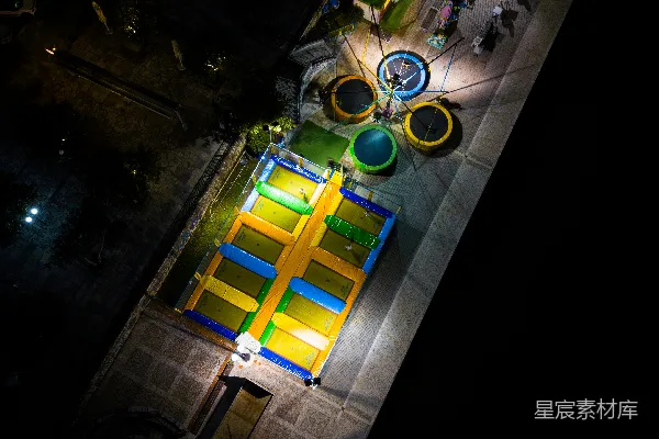 高清摄影 黄色和绿色的混凝土建筑