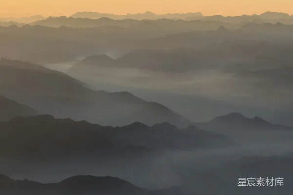 高清摄影 白天白云下的群山