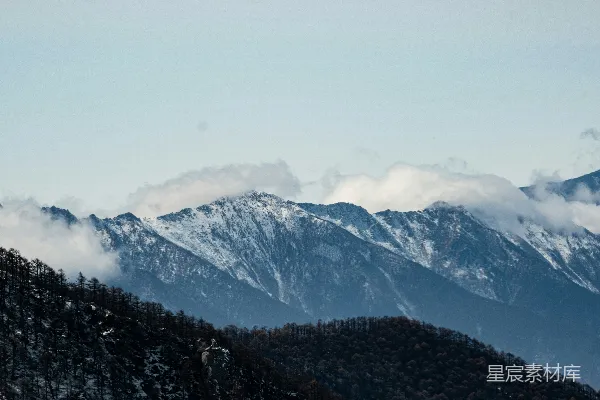 高清摄影 白天覆盖着雪的山